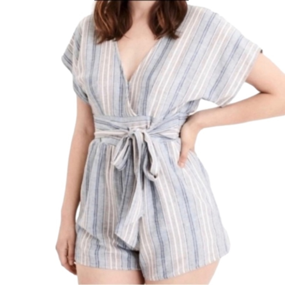 💛 American Eagle Outfitters Striped V-Neck Tie-Waist Romper
